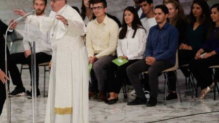 Alerta papa Francisco a jóvenes sobre el populismo y el abuso de internet