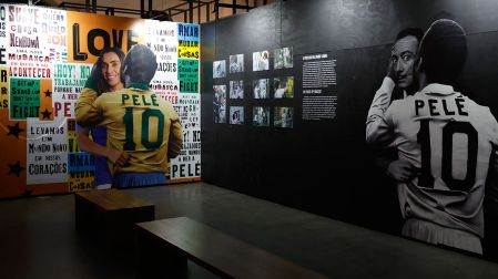 El Museo de Pelé tenía instalada una enorme pantalla verde, con el logo de la marca del exjugador, su silueta celebrando un gol.