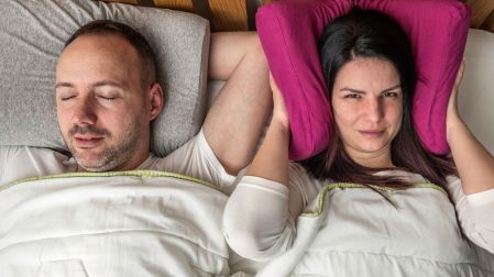 La frase clave “apnea obstructiva del sueño podría estar relacionada con microhemorragias cerebrales” revela un vínculo grave que afecta tu cerebro y salud vascular. Foto Canva