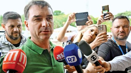 El senador brasileño Flávio Bolsonaro dijo que podría abandonar su incipiente precandidatura presidencial por un “precio” y sugirió la aprobación de una amnistía para su padre, el encarcelado mandatario ultraderechista Jair Bolsonaro.