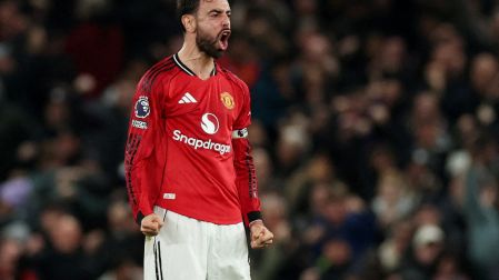 Soccer Football - Premier League - Manchester United v AFC Bournemouth - Old Trafford, Manchester, Britain - December 15, 2025 Manchester United's Bruno Fernandes celebrates scoring their third goal REUTERS/Phil Noble EDITORIAL USE ONLY. NO USE WITH UNAUTHORIZED AUDIO, VIDEO, DATA, FIXTURE LISTS, CLUB/LEAGUE LOGOS OR 'LIVE' SERVICES. ONLINE IN-MATCH USE LIMITED TO 120 IMAGES, NO VIDEO EMULATION. NO USE IN BETTING, GAMES OR SINGLE CLUB/LEAGUE/PLAYER PUBLICATIONS. PLEASE CONTACT YOUR ACCOUNT REPRESENTATIVE FOR FURTHER DETAILS.. TPX IMAGES OF THE DAY