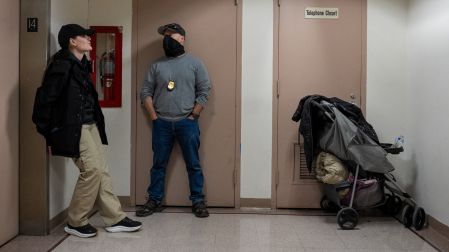 Funcionarios federales de inmigración esperan a los encuestados en un pasillo para realizar detenciones selectivas en el tribunal de inmigración de EE. UU. en Manhattan, en la ciudad de Nueva York, EE. UU., el 13 de enero de 2026.