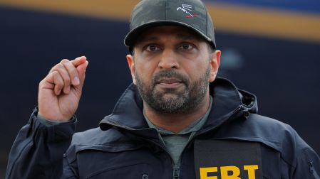 El director del FBI, Kash Patel, anuncia la detención de Ryan Wedding, un ex snowboarder olímpico canadiense que estaba en la lista de los diez fugitivos más buscados del FBI, durante una conferencia de prensa en Ontario, California, EE. UU., el 23 de enero de 2026.