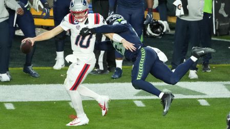 Drake Maye (10) padeció seis capturas durante el Super Bowl, que bien pudieron agravar su problema en el hombro.