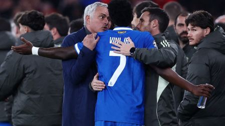 Vinicius Junior discute con el técnico del Benfica, José Mourinho.