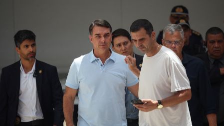 El senador Flavio Bolsonaro dio hoy una conferencia de prensa en Braisilia sobre la hospitalización de su padre, el expresidente de Brasil, Jair Bolsonaro, mientras sirve una condena de 28 por intentar un golpe de estado contra su sucesor, el actual presidente Luiz Inacio Lula da Silva.