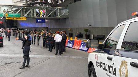 Operativo en el AICM para evitar la entrada de taxis de Uber y Didi
