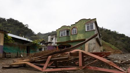 Vivienda afectada en Chapula, Tianguistengo, Hidalgo, con estructura metálica colapsada tras el paso del huracán Priscila que dejó daños en la comunidad