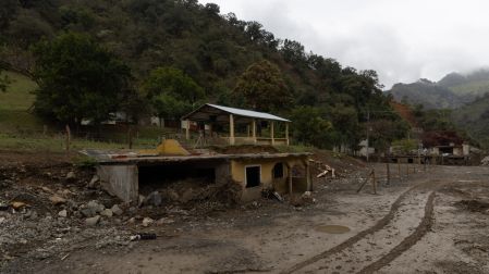 Vivienda e infraestructura dañada en Chapula, Tianguistengo, Hidalgo, tras el huracán Priscila, con acumulación de lodo y escombros en la zona afectada