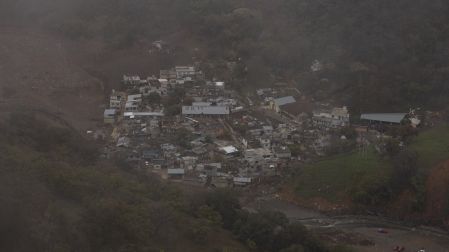 Vista general de Chapula, en Tianguistengo, Hidalgo, donde se observan viviendas afectadas y un deslave tras el impacto del huracán Priscila en la región