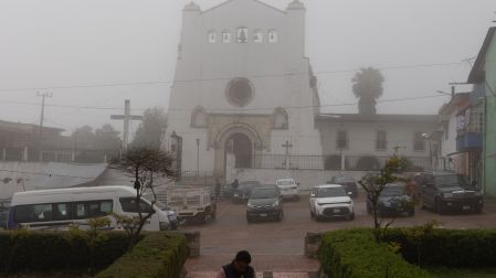 Iglesia y plaza principal de Chapula, en Tianguistengo, Hidalgo, cubiertas por neblina mientras continúa la actividad en la comunidad tras el huracán Priscila