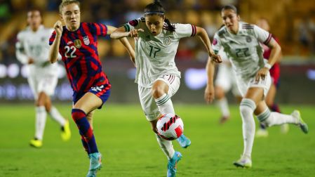 La Selección Mexicana Femenil disputará partidos oficiales en el mes de abril<br><br>(I-D), Kristien Mewis de USA y Lizbeth Ovalle de Mexico durante el partido Estados Unidos (EUA) vs Mexico ( Seleccion Nacional Mexicana Femenil), correspondiente Grupo A del Campeonato W (Femenino) de Concacaf 2022, en el Estadio Universitario el 11 de julio de 2022.