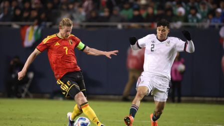 Kevin De Bruyne intenta burlar a Jorge Sanchez durante el amistoso en el Soldier Field de Chicago.