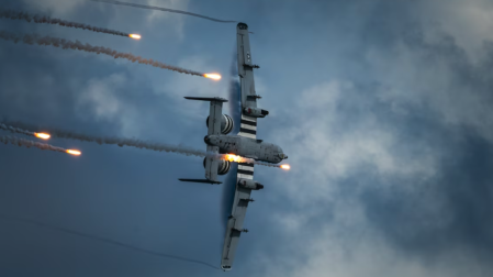 El A-10, especializado en apoyo aéreo cercano, es utilizado para atacar objetivos terrestres y proteger a tropas en combate.