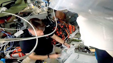 Astronautas de la Misión Artemis II trabajando.