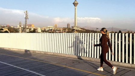 Una mujer corre por el Parque Pardisan, en la capital iraní Teherán.
