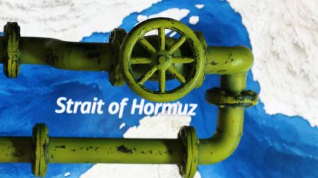 Irán anunció rutas alternas en Ormuz ante posible presencia de minas.