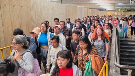 CIUDAD DE MÉXICO, 10ABRIL2026.- La Línea 3 del metro que corre de Ciudad Universitaria a Indios Verdes, presentó complicaciones, durante gran parte de este viernes, usuarios reportaron espera de convoy de hasta 45 minutos y gran afluencia de usuarios.FOTO: ROGELIO MORALES/CUARTOSCURO.COM