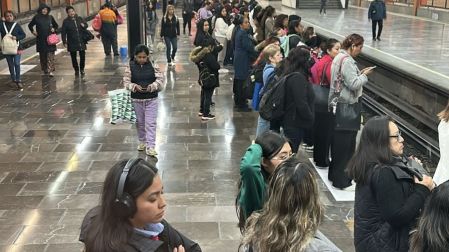 El Metro en la Ciudad de México enfrenta este lunes una jornada compleja marcada por cierres de estaciones
