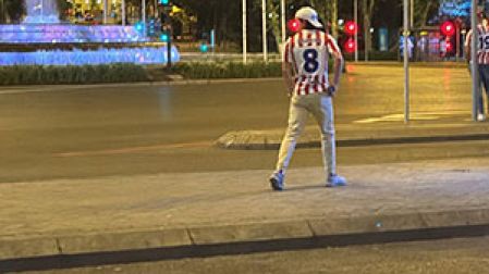 Poco a poco, los aficionados del Atlético de Madrid fueron llegando