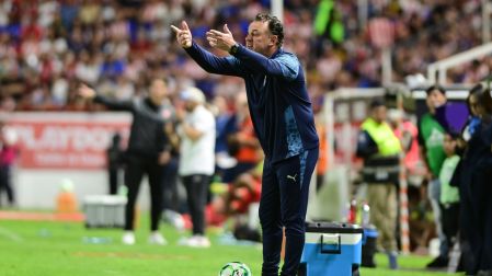 Gabriel Milito se mostró desempeño por el accionar ofensivo de Chivas en el empate contra Necaxa.