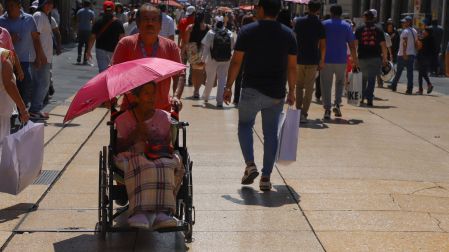 CIUDAD DE MÉXICO, 19MAYO2025.- Una persona de la tercera edad se protege del sol utilizando una sombrilla. FOTO: DANIEL AUGUSTO/ CUARTOSCURO.COM