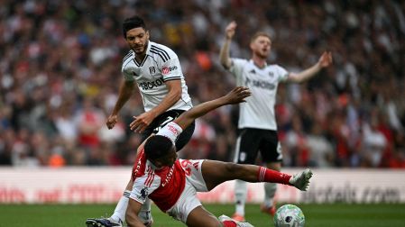 Raul Jiménez se fue en blanco en el casillero de goles al enfrentarse con el Fullham ante el Arsenal.