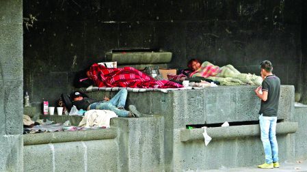 MEXICO CDMX A 20 DE AGOSTO DEL 2016. ASPECTO DEL PERIMETRO DE PLAZA DE LA REPUBLICA DONDE SE OBSERVA LIMPIEZA EN LAS CALLES Y NUEVOS COMERCIOS LIBRES DE PLANTONES O MANIFESTANTES. EN LA IMAGEN, PERSONAS EN SITUACION DE CALLE VIVEN DEBAJO DEL MONUMENTO A LA REVOLUCION. LUIS ENRIQUE OLIVARES