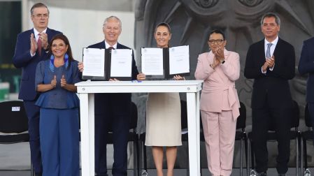 El anuncio se realizó en el Museo Nacional de Antropología, ante el gabinete presidencial y las principales cámaras empresariales del país.