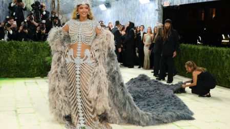 Beyoncé regresó a la Met Gala como copresidenta de la edición 2026, una de las figuras encargadas de liderar el evento de moda cuya finalidad es recaudar fondos para el Instituto del Vestido del Museo Metropolitano de Arte de Nueva York.
