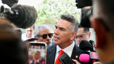 Alejandro Moreno nombró a 6,432 defensores de México que trabajarán en las 1,802 alcaldías.