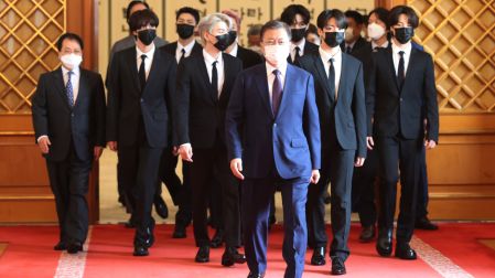 <YONHAP PHOTO-2671> BTS¿Í ȯ´ãÀå À̵¿ÇÏ´Â ¹® ´ëÅë·É (¼¿ï=¿¬ÇÕ´º½º) ÃÖÀ籸 ±âÀÚ = ¹®ÀçÀÎ ´ëÅë·ÉÀÌ 14ÀÏ Ã»¿Í´ë¿¡¼ ¿¸° ¹Ì·¡¼¼´ë¿Í ¹®È¸¦ À§ÇÑ ´ëÅë·É Ưº°»çÀý ÀÓ¸íÀå ¼ö¿©½Ä¿¡¼ ±×·ì BTS¿¡°Ô ÀÓ¸íÀåÀ» ¼ö¿©Çϰí ȯ´ãÀåÀ¸·Î À̵¿Çϰí ÀÖ´Ù. 2021.9.14 jjaeck9@yna.co.kr/2021-09-14 11:50:26/<ÀúÀÛ±ÇÀÚ ¨Ï 1980-2021 ¢ß¿¬ÇÕ´º½º. ¹«´Ü ÀüÀç Àç¹èÆ÷ ±ÝÁö.>