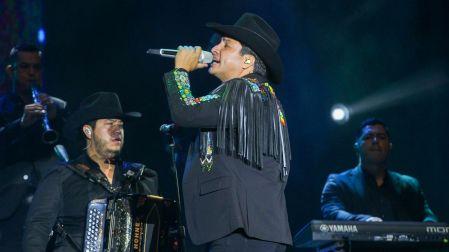 Julión Álvarez es golpeado con ramo de flores durante concierto
