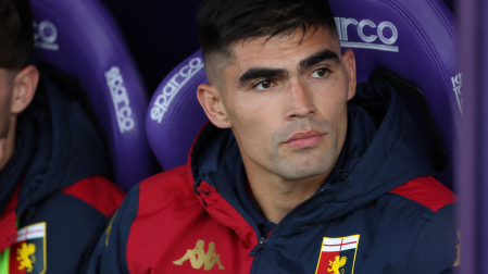 Johan Vásquez permaneció en la banca durante el empate sin goles entre Genoa y Fiorentina en la Serie A.