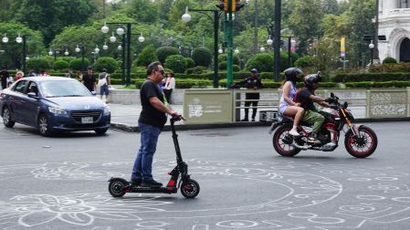 CIUDAD DE MÉXICO, 06MAYO2026.- A partir del 1 de septiembre de 2026, los vehículos eléctricos personales de mayor velocidad, como algunos scooters, deberán contar con placas y licencia para circular en la capital, como parte de las reformas al Reglamento de Tránsito y la Ley de Movilidad impulsadas por el Gobierno de la Ciudad de México para reforzar la seguridad vial. FOTO: CAMILA AYALA BENABIB / CUARTOSCURO.COM