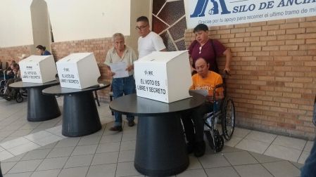 El INE en Coahuila comenzó la jornada de voto anticipado para personas con discapacidad y de la tercera edad.