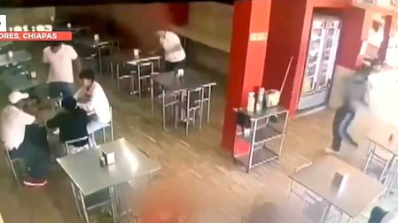 Momento en el que asesinan a un mesero en Chiapas.