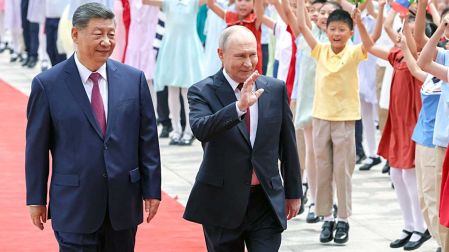 Vladimir Putin y Xi Jinping, caminan juntos, previo a su reunión en Pekín.