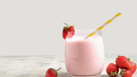 Licuado de granola con fresas para tener energía toda la mañana