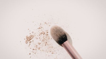 Los polvos o papeles absorbentes ayudarán a eliminar grasa sin dañar el maquillaje.