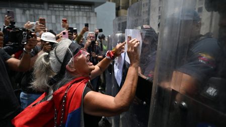 Manifestantes en Caracas marchan con un ataúd simbólico y pancartas con el lema “Ni uno más”, en protesta por la muerte de una veintena de presos políticos bajo custodia del Estado venezolan
