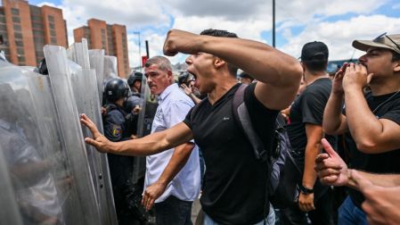 Manifestantes en Caracas marchan con un ataúd simbólico y pancartas con el lema “Ni uno más”, en protesta por la muerte de una veintena de presos políticos bajo custodia del Estado venezolan