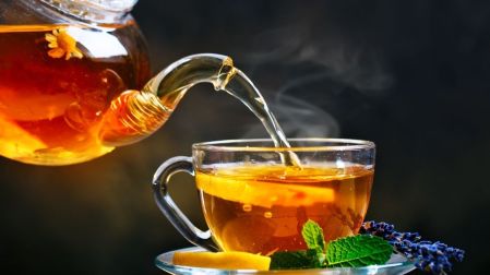 El peor error al preparar té y otros que debes evitar