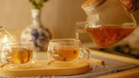 El peor error al preparar té y otros que debes evitar
