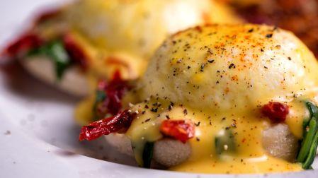 huevos benedictinos en casa, receta de huevos benedictinos, salsa holandesa ingredientes, como hacer huevo pochado, brunch en cas, ExcélsiorReceta de huevos benedictinos