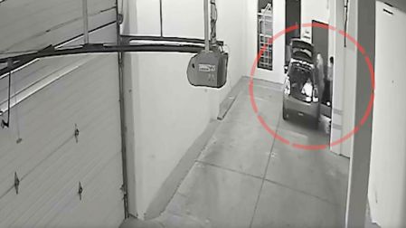 Un video muestra el momento en el que supuestamente la víctima fue subida a un auto.