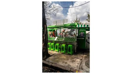 Puesto callejero de Memel's Deli.