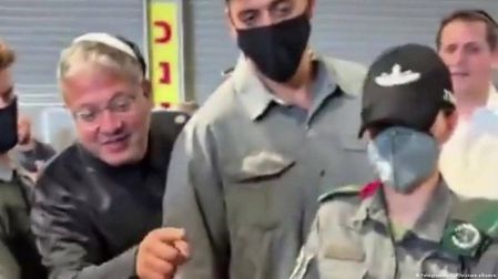 Itamar Ben Gvir publicó las imágenes burlándose de los activistascon el mensaje “Bienvenidos a Israel”.