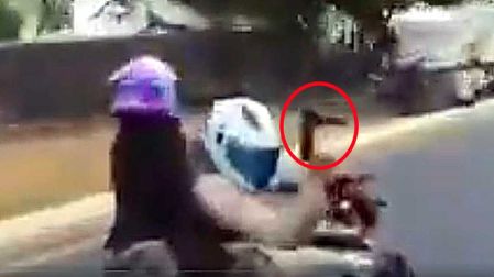 Motociclista accionando un arma de fuego en avenida Reforma den la CDMX.