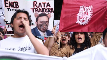 Estudiantes del Instituto Politécnico Nacional (IPN) marchan